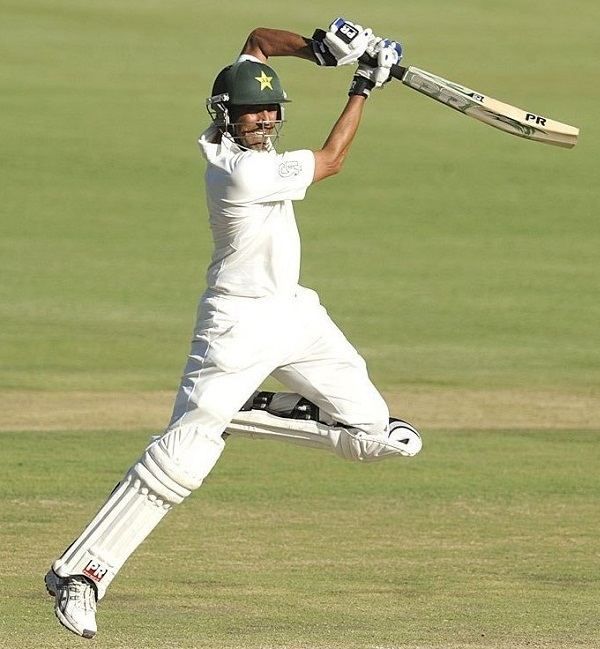 यूनिस खान एक टेस्ट मैच में बल्लेबाजी करते हुए