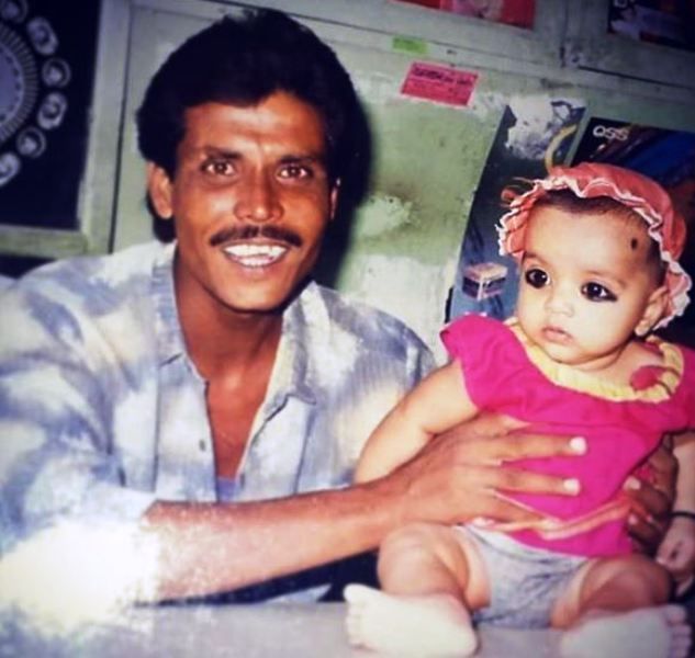 अपने पिता के साथ आसिफ खान की बचपन की तस्वीर