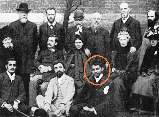 शाकाहारी समाज के सदस्यों के साथ महात्मा गांधी (चरम पर बैठे)