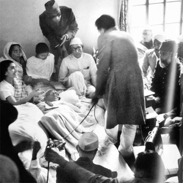 बेलगाम कांग्रेस अधिवेशन की अध्यक्षता करते हुए महात्मा गांधी