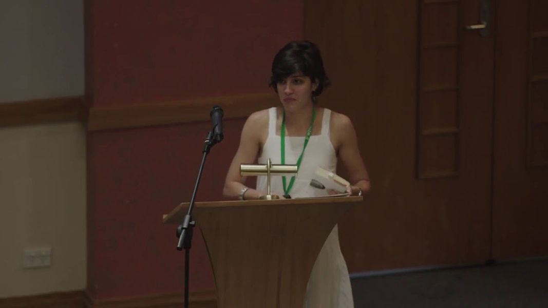 Ayesha Billimoria hält eine Rede auf dem World Zoroastrian Congress Event