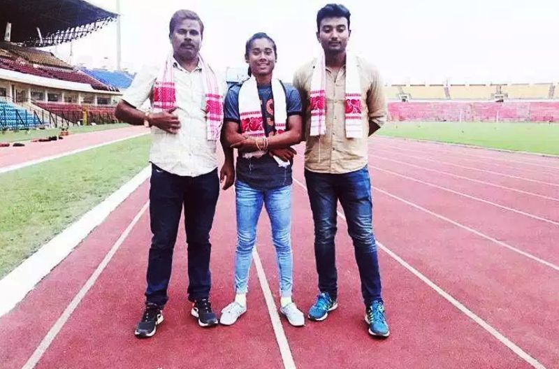 Hima Das s Nipon Dasom i Nabajitom Malakarom na stadionu Sarusajai u Guwahatiju