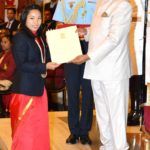 राजीव गांधी खेल रत्न पुरस्कार प्राप्त करते मीराबाई चानू
