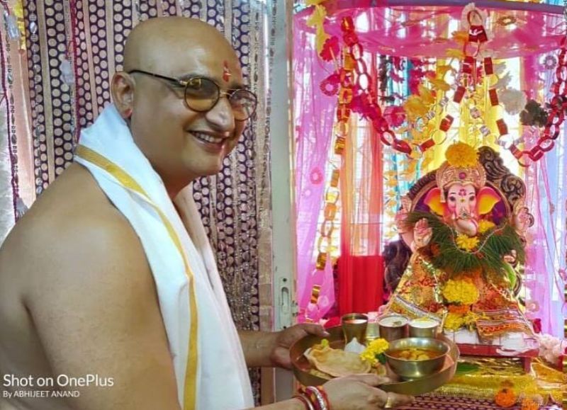 Awdhesh Mishra betet zu Lord Ganesha