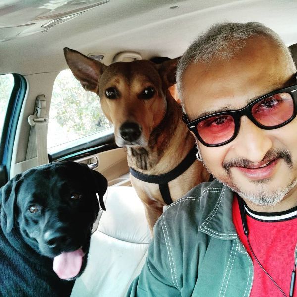 अवधेश मिश्रा अपने पालतू कुत्तों के साथ