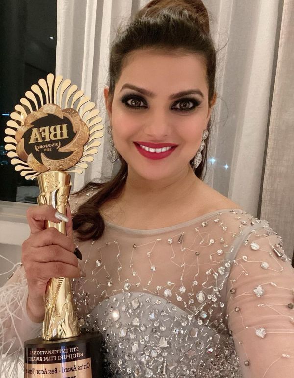 Madhu Sharma với Giải thưởng Nhà phê bình IBFA cho Nữ diễn viên chính xuất sắc nhất cho phim “Maa Tujhe Salaam” (2016)