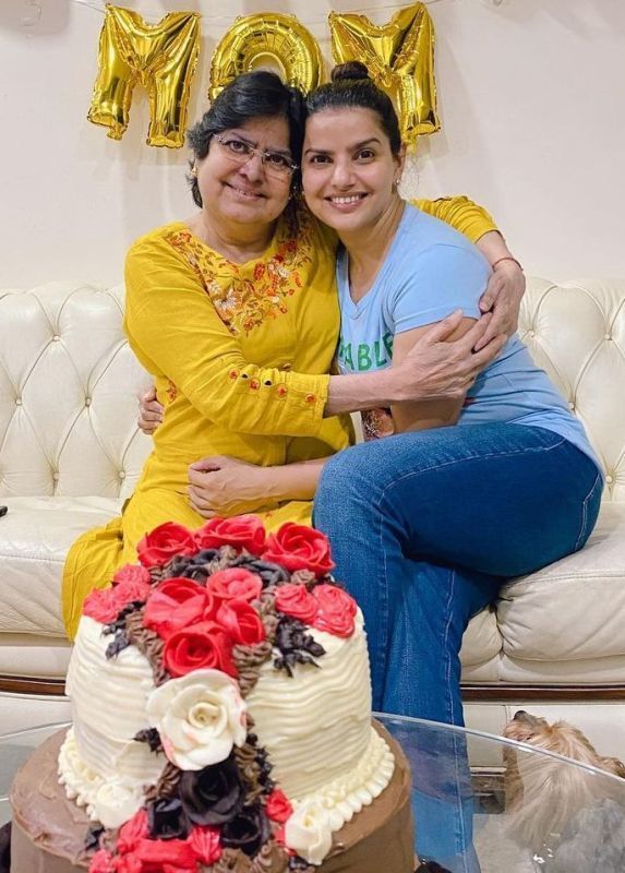 Madhu Sharma với mẹ của cô ấy- Premlata Sharma