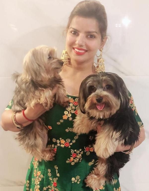 Madhu Sharma bên hai chú chó cưng
