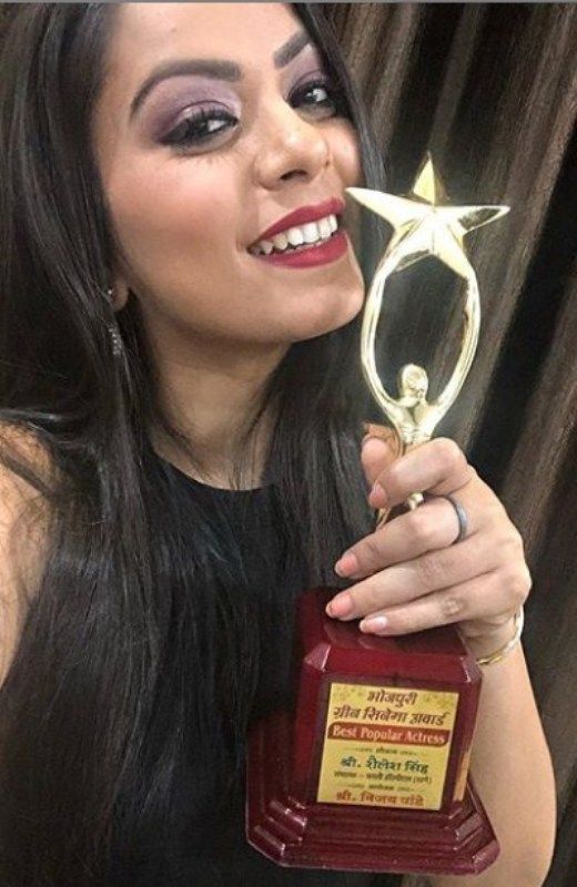 Nidhi Jha mit ihrem Bhojpurai Green Cinema Award