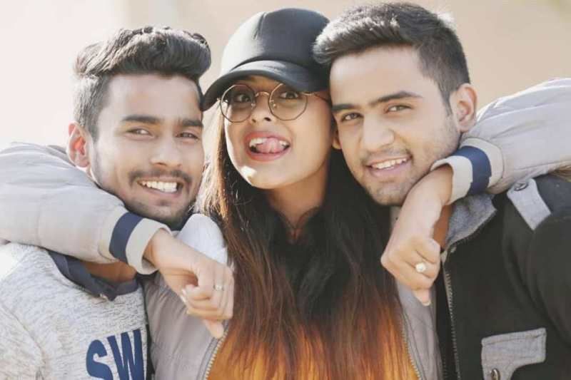 Yamini Singh mit ihren zwei Brüdern Prashant Singh (Geschäftsmann) und Chandresh Singh