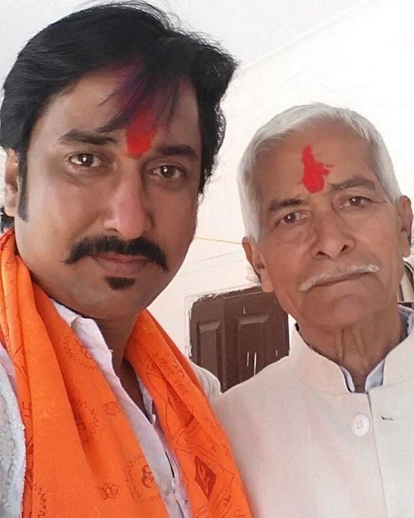 Sanjay Pandey với Cha của mình- Indradev Pandey