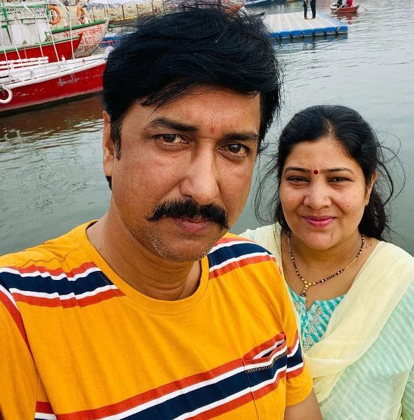 संजय पांडे अपनी पत्नी रागिनी पांडे के साथ