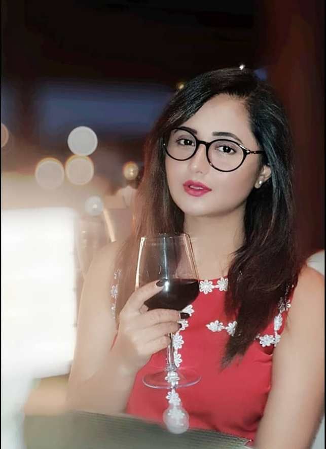Rashami Desai mit einem Glas Wein