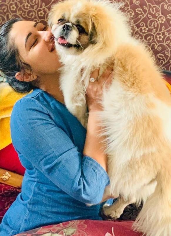 Rashami Desai mit ihrem Hund
