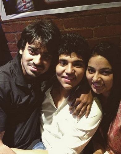Aditya Ojha con sus hermanos