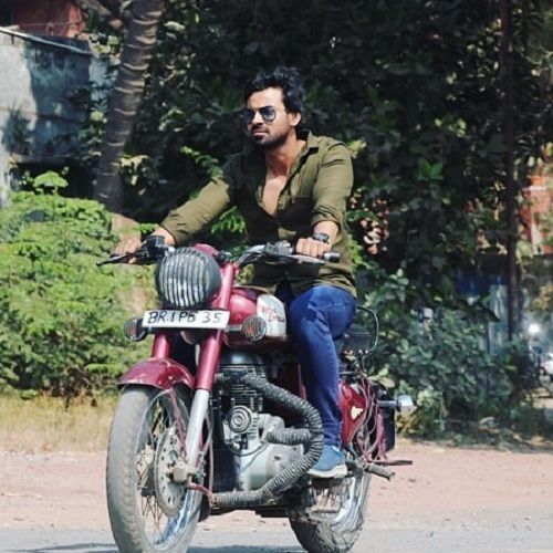 Aditya Ojha montando su motocicleta