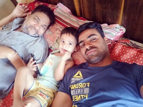 Aditya Ojha se svým otcem a synem