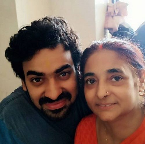 Aditya Ojha a jeho matka