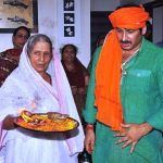 Manoj Tiwari với mẹ của mình