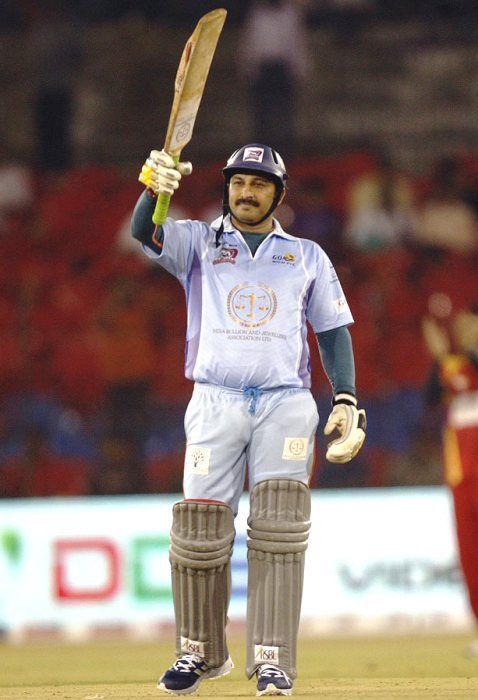 Манодж Тивари играе крикет в CCL