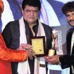 Khesari Lal Yadav Receiving UP Ratan Award