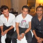 Hrithik Roshan Tupakointi savuketta Salman Khanin kanssa