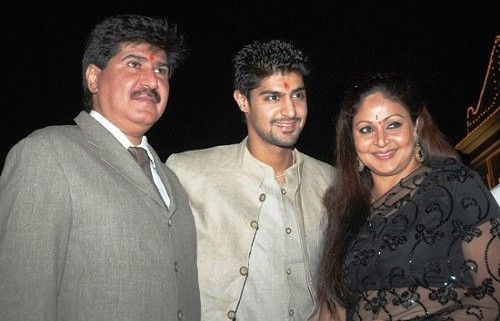 Tanuj Virwani sa svojim roditeljima