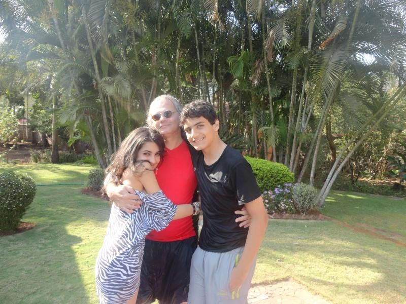Vedika Pinto koos isa ja vennaga