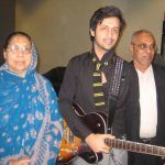 Atif Aslam sa svojim roditeljima