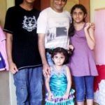 Paresh Ganatra com seus filhos