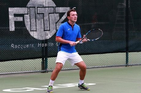 Andrei Koscheev giocando a tennis