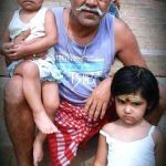 संजय मिश्रा अपनी बेटियों के साथ