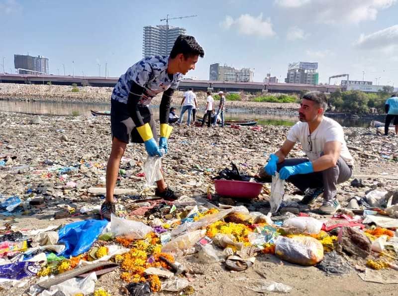Sushant Singh bir plajı temizliyor