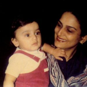 Nikitin Dheer (Infancia) con su madre Anita Dheer