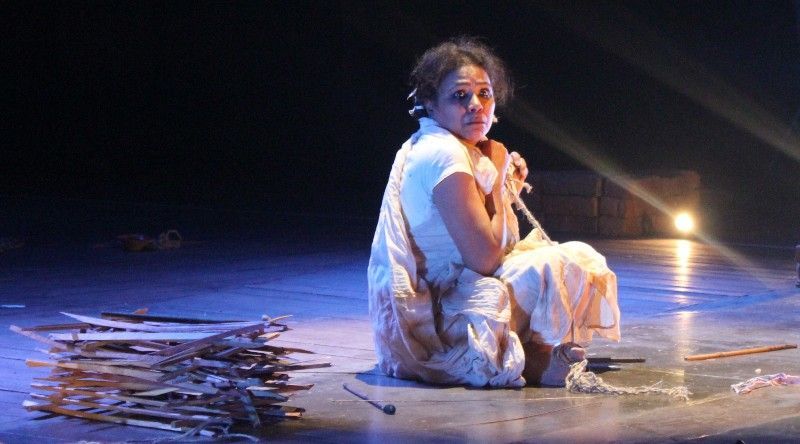 Seema Biswas actuando en el escenario