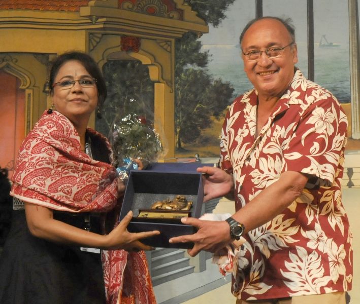 Член международного жюри Виктор Банерджи поздравляет ассамскую киноактрису Симу Бисвас на церемонии закрытия North East Films во время 44-го Международного кинофестиваля Индии