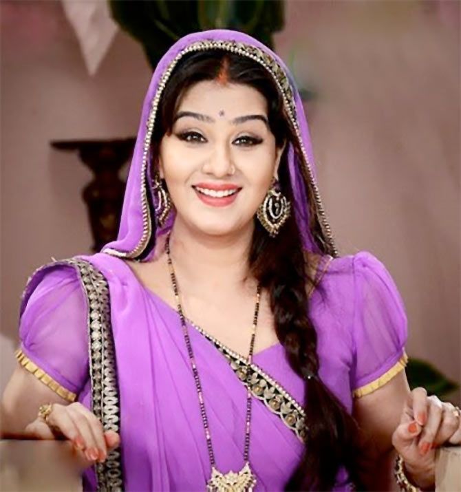 Shilpa Shinde sebagai Angoori dalam serial TV Bhabhiji Ghar Pe Hai