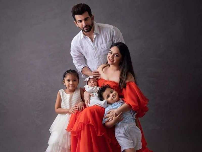 Jai Bhanushali con sus hijos adoptivos y su esposa