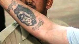 Татуировка на дясната предмишница на Санджай Дът