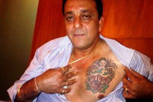 Татуировка на гърдите на Санджай Дът