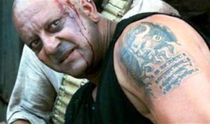 „Sanjay Dutt“ tatuiruotė ant viršutinės rankos kairės peties
