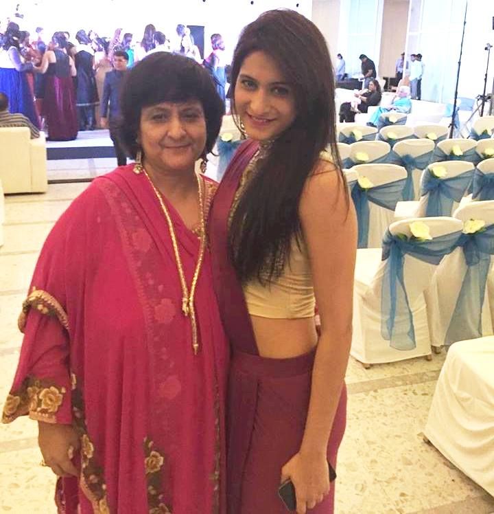 Pearl Punjabi med sin mamma