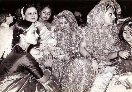 Rekha en la boda de Rishi Kapoor y Neetu Singh vistiendo Sindoor