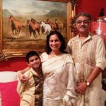 Supriya Vinod abikaasa ja pojaga