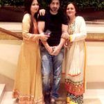 Zeb Khan bersama ibu dan saudara perempuannya Deeba Khan