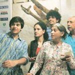 Ratna Pathak com seu marido e filhos