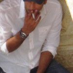 Ранбир Капур курит сигарету