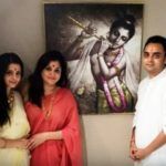 Vedhika Kumar amb la seva família