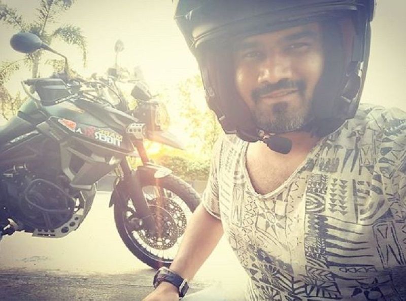 Sahil Vaid con la sua motocicletta