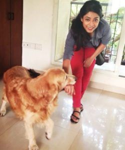 Sugandha con su perro mascota